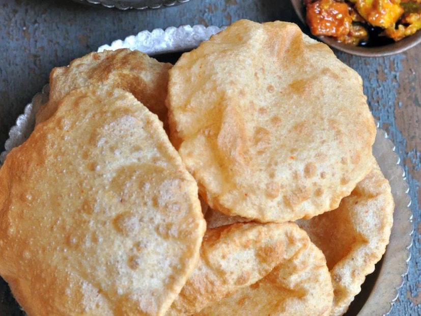 चपाती आणि पुरीसाठी पीठ वेगवेगळे मळणे आवश्यक आहे. पुरी बनवण्यासाठी कणिक मऊ करण्याऐवजी थोडी घट्ट मळून घ्यावी. असे केल्याने पुरी फुगेल आणि तेल शोधणार नाही.