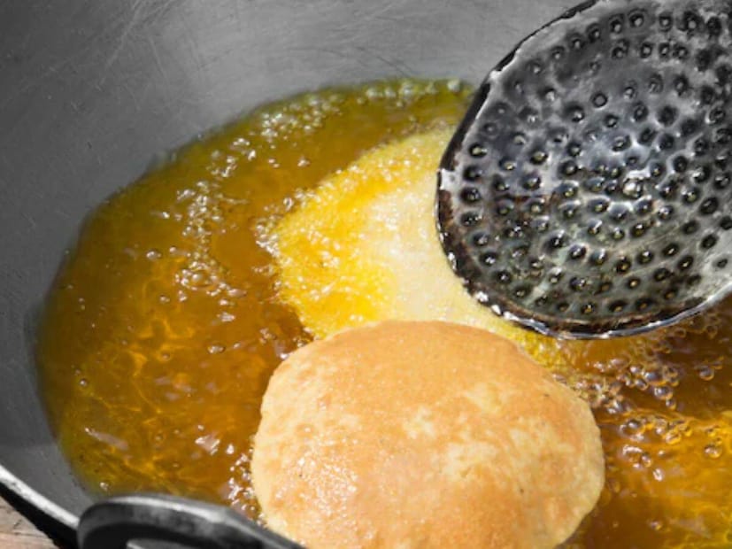 तळण्यासाठी नेहमी रिफाइंड किंवा सोयाबीनसारखे हलके तेल वापरावे. कमी तेलात जास्त पदार्थ तळता येतात. तेलाचे तापमान तपासणे देखील महत्त्वाचे आहे. तेलमुक्त डिश बनवण्यासाठी तेल जास्त गरम किंवा जास्त थंड नसावे. अशा प्रकारे प्रत्येक पुरी चांगली फुलेल.