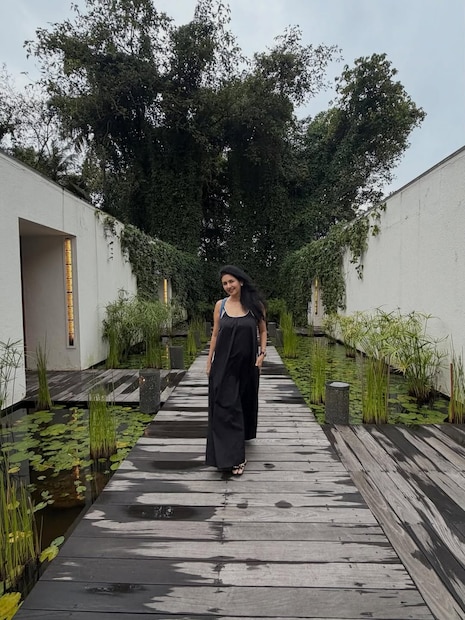 पण या कुटुंबातील आणखी एक सदस्य आहे, जिचे कनेक्शन केवळ हिंदी सिनेमाशी नव्हे, तर हॉलिवूडशी देखील होते. कुटुंबासाठी या अभिनेत्रीने आपले चमकदार करिअर पणाला लावले. ही अभिनेत्री दुसरी कोणी नसून, धर्मेंद्र यांचे चुलत भाऊ पंजाबी अभिनेते वीरेंद्र यांचा मुलगा रणदीप आर्या यांच्या पत्नी दीप्ती भटनागर आहेत.