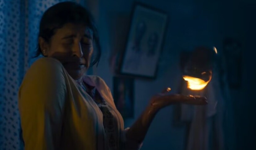 'उडल' (Udal) हा मल्याळम चित्रपट सध्या ओटीटीवर धुमाकूळ घालत आहे. रथीश रघुनंदन दिग्दर्शित या चित्रपटाची कथा तीन पात्रांभोवती फिरते. सासूची सेवा करून थकलेली सून दुर्गा कृष्णा, अंथरुणावर पडून असलेली सासू, बघू-ऐकू न शकणारा वृद्ध सासरा इंद्रन्स. त्रासाला कंटाळून सून आपल्या प्रियकराच्या मदतीने सासूची हत्या करते.