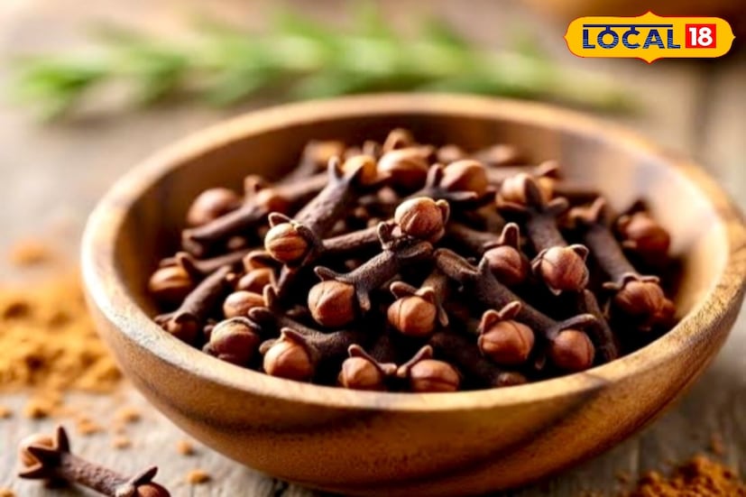 रिकाम्या पोटी लवंग भिजवलेले पाणी प्यायल्याने रक्तातील साखर नियंत्रित होण्यास मदत होऊ शकते. ते इन्सुलिनचे उत्पादन वाढवू शकते आणि ऑक्सिडेटिव्ह ताण कमी करण्यास मदत करू शकते. मात्र ते मधुमेहाच्या औषधांचा पर्याय नाही, म्हणून ते वापरण्यापूर्वी डॉक्टरांचा सल्ला घेणे महत्वाचे आहे.