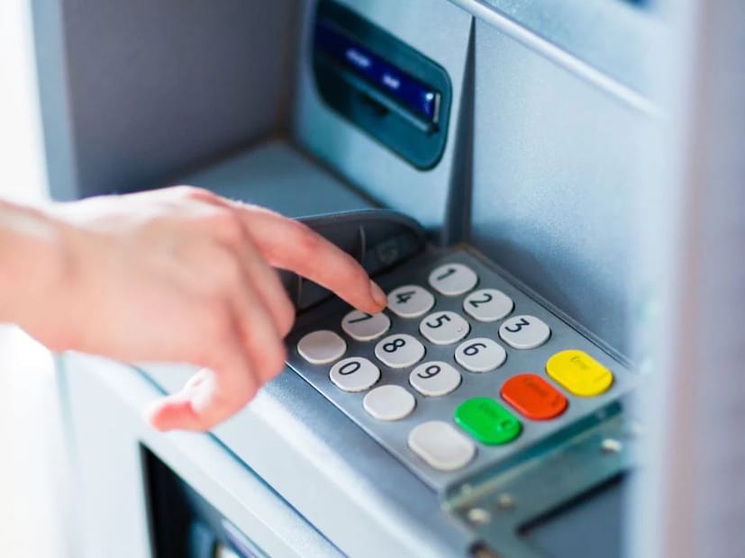 एटीएम फसवणूक टाळण्यासाठी काही इतर खबरदारी देखील महत्वाची आहे. तुमच्या एटीएम व्यवहारांसाठी एसएमएस आणि ईमेल अलर्ट सेट करा जेणेकरून पैसे काढताच तुम्हाला सूचित केले जाईल. याव्यतिरिक्त, एटीएम फसवणूक टाळण्यासाठी, दर 3 ते 6 महिन्यांनी तुमचा 4-अंकी पिन बदला. तुमचा पिन नेहमीच जटिल बनवा आणि 1234 किंवा 2222 सारखा साधा पिन टाळा.