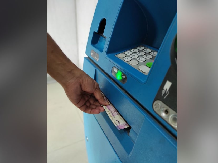 तुमचे एटीएम कार्ड चोरीला गेले किंवा हरवले तर ताबडतोब तुमच्या बँकेला कॉल करा आणि ते ब्लॉक करा. शिवाय, तुमचे कार्ड एटीएममध्ये अडकले किंवा मशीन अचानक खराब झाली तर अनोळखी व्यक्तीची मदत घेऊ नका याची काळजी घ्या. ते फसवणूक करणारे असू शकतात आणि पैसे काढण्यासाठी तुमच्या कार्डची माहिती चोरू शकतात.