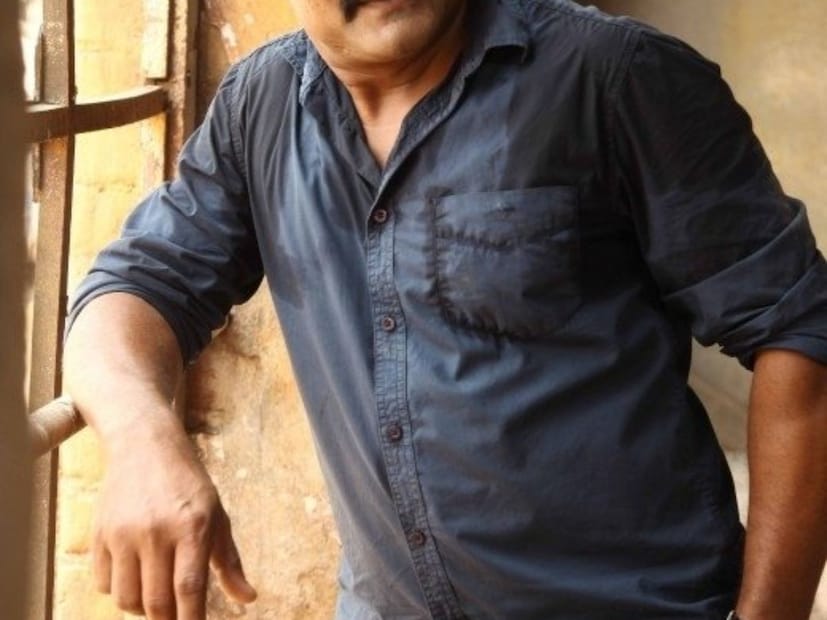 मुंबई: चित्रपटसृष्टीमध्ये अनेक कलाकारांच्या आयुष्यात असे नाट्यमय ट्विस्ट येतात की, सामान्य माणूस थक्क होतो. असाच प्रवास आहे तमिळ चित्रपटसृष्टीतील प्रसिद्ध अभिनेता, दिग्दर्शक बोस वेंकट यांचा. एकेकाळी पोटाची भूक भागवण्यासाठी ऑटो रिक्षा चालवणारे बोस वेंकट आज तमिळ, तेलुगू आणि मल्याळम चित्रपटसृष्टीत एक मोठे नाव आहेत. त्यांच्या आयुष्याला कलाटणी देणाऱ्या एका खास 'गुरू'बद्दल त्यांनी नुकतीच एक भावनिक पोस्ट शेअर केली आहे. मुंबई: चित्रपटसृष्टीमध्ये अनेक कलाकारांच्या आयुष्यात असे नाट्यमय ट्विस्ट येतात की, सामान्य माणूस थक्क होतो. असाच प्रवास आहे तमिळ चित्रपटसृष्टीतील प्रसिद्ध अभिनेता, दिग्दर्शक बोस वेंकट यांचा. एकेकाळी पोटाची भूक भागवण्यासाठी ऑटो रिक्षा चालवणारे बोस वेंकट आज तमिळ, तेलुगू आणि मल्याळम चित्रपटसृष्टीत एक मोठे नाव आहेत. त्यांच्या आयुष्याला कलाटणी देणाऱ्या एका खास 'गुरू'बद्दल त्यांनी नुकतीच एक भावनिक पोस्ट शेअर केली आहे.