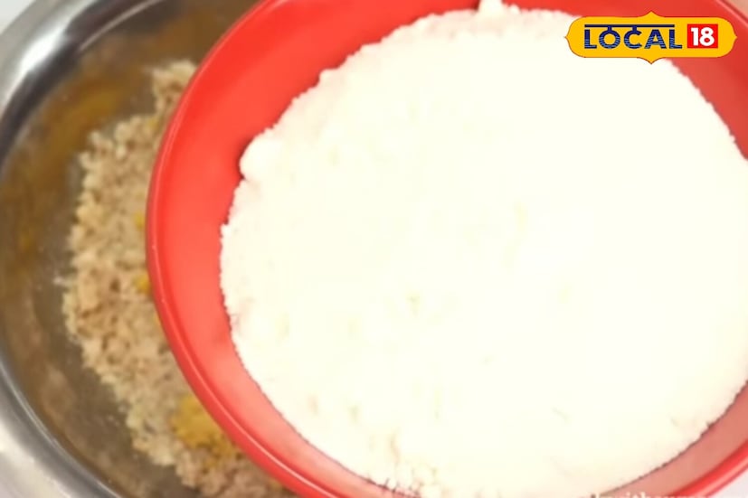 प्रथम, तांदूळ आणि मूग डाळ मंद आचेवर सोनेरी तपकिरी होईपर्यंत भाजून घ्या. पूर्णपणे भाजल्याने लाडूंची चव वाढते आणि ते पोटाला हलके होतात.