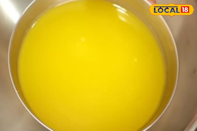 एका पॅनमध्ये थोडे तूप गरम करा आणि त्यात हलकेच दुधाची साय घाला. हे मिश्रण लाडू बांधण्यास मदत करते, ते मऊ आणि स्वादिष्ट बनवते.