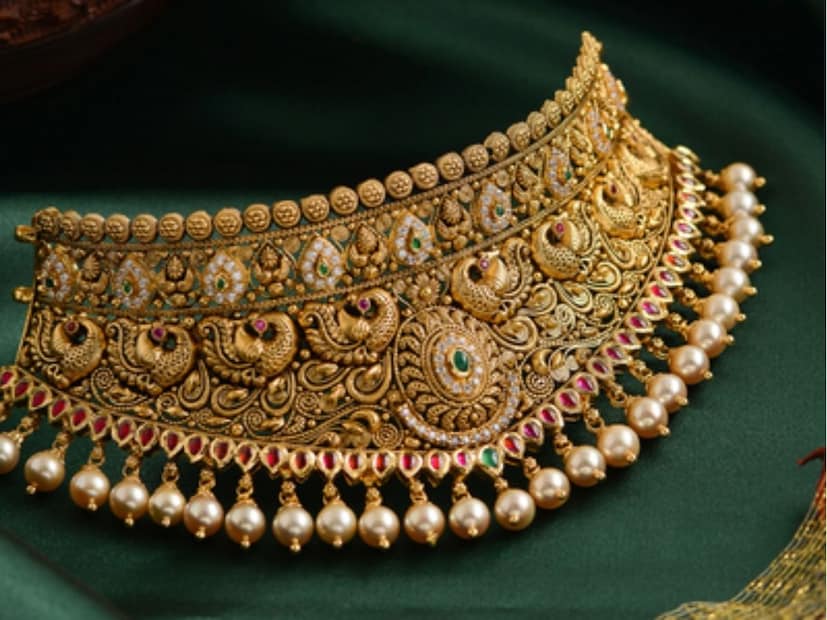 अनेकदा, करांमध्ये झालेले तात्पुरते बदल किंवा चलनाच्या विनिमय दरातील (Currency Exchange Rates) चढ-उतार यामुळे दुबई, हाँगकाँग किंवा स्वित्झर्लंडसारखे देशही तात्पुरत्या कालावधीसाठी स्वस्त सोन्यासाठी ओळखले जातात, परंतु भूतानचे कमी-शुल्क (low-duty) मॉडेल हे एक स्थिर कारण आहे.