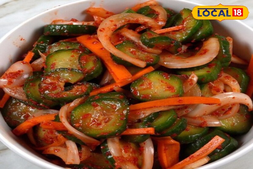 एका वेगळ्या भांड्यात लाल मिरचीचे तुकडे, लसूण किसलेले, आले किसलेले, साखर, व्हिनेगर, सोया सॉस आणि तीळ एकत्र करून पेस्ट तयार करा. या पेस्टमध्ये काकडीचे तुकडे आणि हिरवे कांदे घाला. 