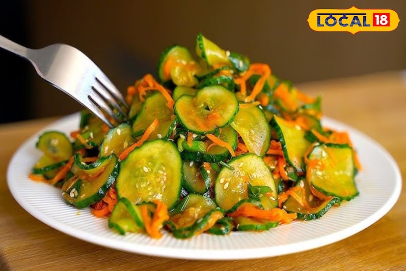 काकडी किमची बनवण्यासाठी कोणते घटक आवश्यक आहेत? तुम्हाला 3-4 मध्यम आकाराच्या काकड्या, मीठ, लाल मिरचीचे तुकडे, लसूण, आले किसलेले, साखर, व्हिनेगर किंवा लिंबाचा रस, सोया सॉस, कांद्याची पात आणि काही तीळ लागतील.