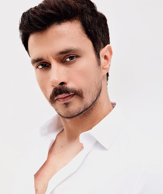 'द फॅमिली मॅन 3' च्या स्टारकास्टमध्ये मनोज बाजपेयी आणि दर्शन कुमार हे देखील आहेत. त्यांना मालिकेतील कामासाठी निर्मात्यांकडून अंदाजे 8-9 कोटी रुपये मिळाले.