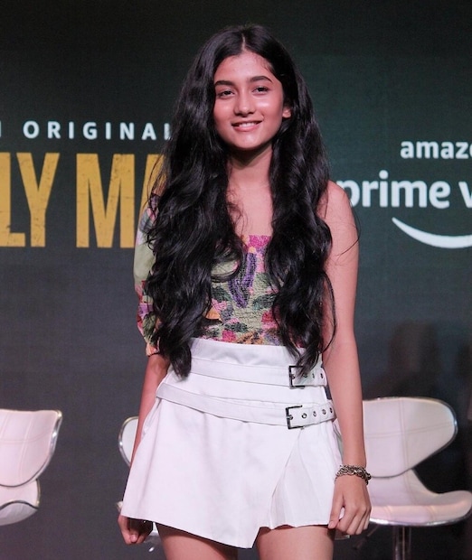 अश्लेषा ठाकूर 'द फॅमिली मॅन'च्या सुरुवातीपासूनच त्याचा भाग आहे. ती श्रीकांत तिवारीची मुलगी धृतीची भूमिका साकारत आहे. तिने सीझन 3 मध्येही काम केले होते आणि त्यासाठी 4 कोटी रुपये घेतले आहेत. 