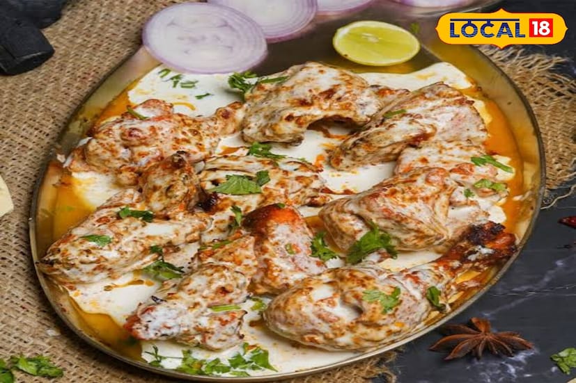 तुम्हाला घरी चिकन बर्रा बनवायचा असेल तर 1 किलो चिकन, 1 कप दही, 2 टेबलस्पून आले-लसूण पेस्ट, 1 टेबलस्पून लाल तिखट, 1 टीस्पून काश्मिरी लाल तिखट, 1 टीस्पून गरम मसाला, 1-/2 टीस्पून काळी मिरी, 1 लिंबू, 2 टेबलस्पून मोहरीचे तेल आणि चवीनुसार मीठ घ्या. चिकनला सर्व मसाल्यांमध्ये 6-8 तास मॅरीनेट करा. नंतर तंदूर किंवा ओव्हनमध्ये 25-30 मिनिटे 220°C वर शिजवा. चिकन मऊ आणि रसाळ ठेवण्यासाठी मध्येमध्ये दोनदा बटर किंवा तेल लावा.