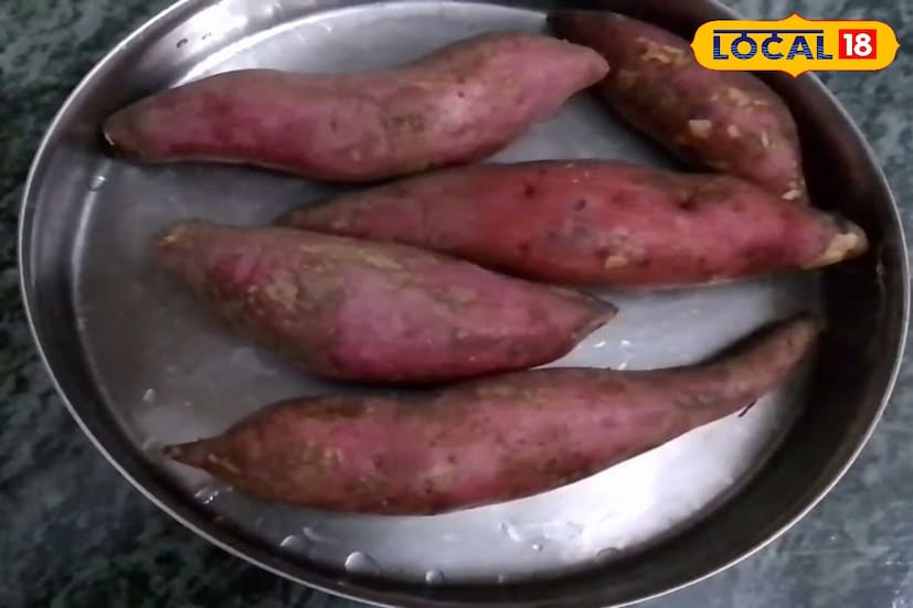 रताळे भाजण्यासाठी पाणी वापरू नये. रताळे कुकरमध्ये ठेवा आणि शिट्टी न वाजवता झाकण थोडे बंद करा. त्यांना सुमारे 15 मिनिटे मंद आचेवर शिजवू द्या. या काळात कुकर पूर्णपणे बंद करू नका, कारण यामुळे अपघात होऊ शकतो. रताळे पॅन, फ्राईंग पॅन किंवा प्रेशर कुकर वापरून घरी सहजपणे भाजता येतात. 