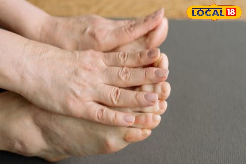 हिवाळ्यात हात आणि पायांमध्ये सूज येण्याचे एक कारण कमी पाणी पिणे असू शकते. कारण लोक हिवाळ्याच्या काळात पाण्याचे सेवन कमी करतात, ज्यामुळे हात आणि पाय सूजतात. अशा परिस्थितीत, पाण्याचे सेवन वाढवा. हिवाळ्यात कमी पाणी प्यायल्याने शरीरात विषारी पदार्थ आणि क्षार जमा होतात, ज्यामुळे सूज येऊ शकते. याचा सामना करण्यासाठी दिवसभर 7-8 ग्लास कोमट पाणी पिण्याची सवय लावा.