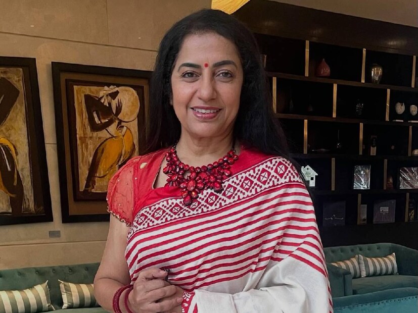 सुहासिनीने बराच काळ तिच्या कॉलेजमध्ये कमल हसन तिचे काका आहेत, हे गुपित ठेवले होते. पण एका घटनेमुळे ते रहस्य उघड झाले. एकदा सुहासिनीच्या कॉलेजबाहेर कमल हसन एका गाण्याची शूटिंग करत होते. सुहासिनी मित्रांच्या आग्रहास्तव लपून शूटिंग बघायला गेली आणि गर्दीत सर्वात मागे बसली.