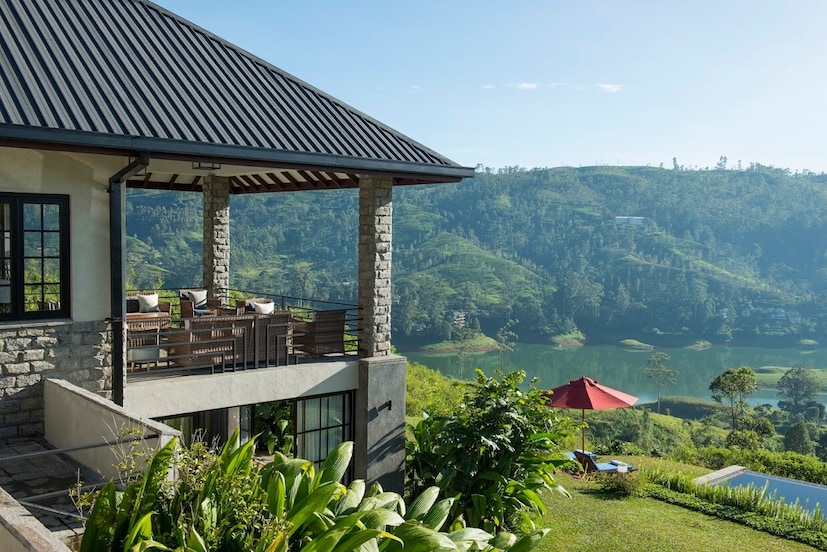 श्रीलंका : सोनेरी समुद्रकिनारे आणि चहाच्या बागांनी भरलेला एक प्रवास. भारताच्या जवळ असल्याने श्रीलंकेला परवडणारा बनवते. कोलंबोचे शहरी जीवन, गॅलेचा प्राचीन किल्ला, नुवारा एलियाचे चहाचे मळे आणि सुंदर समुद्रकिनारे एक अनोखा अनुभव देतात. येथील निसर्गरम्य किनारी रेल्वे प्रवास, ताजे सीफूड आणि आरामदायी शहरे हे बजेट प्रवाशांसाठी एक स्वप्नवत ठिकाण बनवतात.