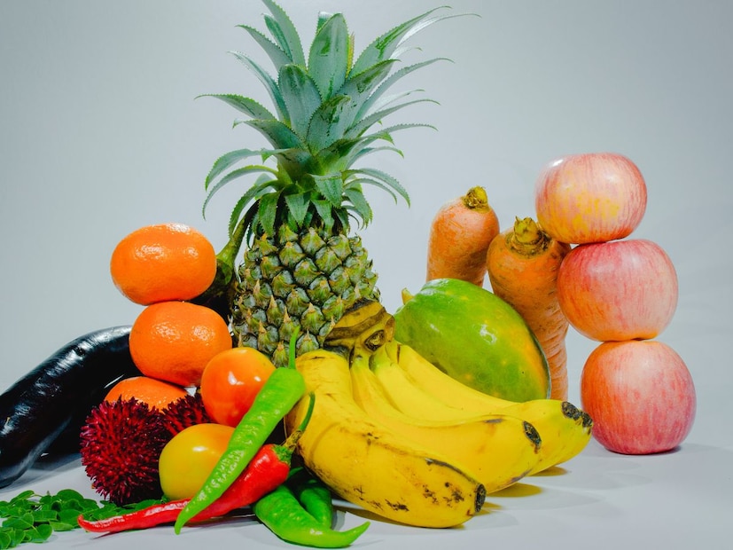 तुम्ही फळांमधून फॉर्मेलिन मोठ्या प्रमाणात काढून टाकू शकता. कोझिकोड येथील वरिष्ठ पॅथॉलॉजिस्ट आणि ऑन्कोपॅथॉलॉजी तज्ञ डॉ. नीना मॅम्पिली यांच्या मते, तुमच्या दैनंदिन आहारात फळांचा समावेश करणे अत्यंत महत्वाचे आहे. त्यात असंख्य पोषक घटक असतात, परंतु खाण्यापूर्वी ते व्यवस्थित धुणे अत्यंत महत्वाचे आहे. कारण त्यात फॉर्मेलिन नावाचे विषारी रसायन असू शकते.