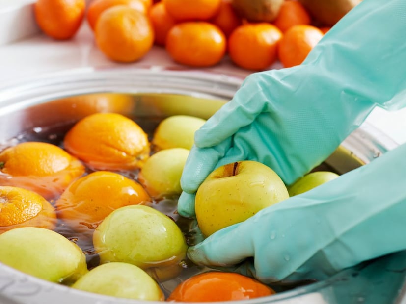 संशोधनानुसार, फळे किंवा भाज्या व्हिनेगर आणि पाण्याच्या मिश्रणात 15 मिनिटे भिजवून ठेवल्याने जवळजवळ 100% फॉर्मेलिन काढून टाकता येते. जर व्हिनेगर उपलब्ध नसेल, तर खाण्यापूर्वी त्यांना हलक्या खाऱ्या पाण्यात 10 मिनिटे भिजवून ठेवल्याने फॉर्मेलिन मोठ्या प्रमाणात काढून टाकता येते.