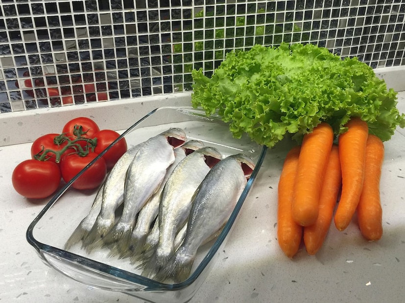 फॉर्मेलिन केवळ फळांमध्येच नाही तर भाज्या आणि मासे यासारख्या इतर अनेक अन्नपदार्थांमध्ये देखील मिसळले जाते. मासे स्वच्छ पाण्यात सुमारे एक तास भिजवल्याने फॉर्मेलिनची पातळी सुमारे 61% कमी होते. संशोधनात असेही दिसून आले आहे की, फॉर्मेलिन-दूषित मासे मिठाच्या पाण्यात सतत एक तास भिजवल्याने फॉर्मेलिनची पातळी सुमारे 90% कमी होते.