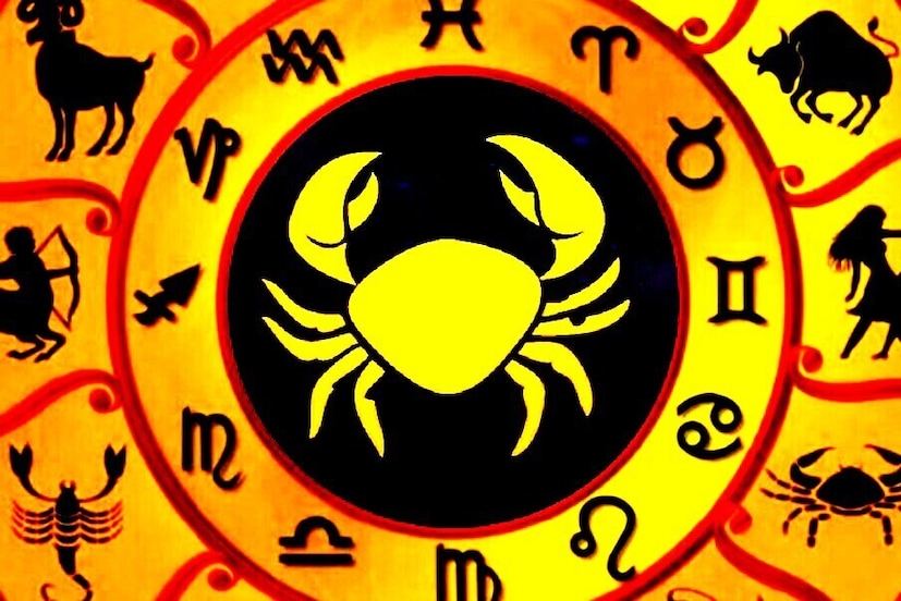 करिअर आणि व्यवसाय 2026 - करिअरमध्ये 2026 तुमच्यासाठी हळूहळू पण पक्की प्रगती घेऊन येईल. शनि तुमचं काम स्थिर ठेवेल आणि मेहनतीनुसार फळ मिळेल. सुरुवातीला काही नवीन जबाबदाऱ्या येतील. टीमसोबत नीट काम करणाऱ्यांना बढती मिळण्याची शक्यता आहे. जूनपासून गुरु कर्क राशीत आल्यावर तुमची प्रतिमा आणि सर्जनशीलता चमकेल. शनि वक्री असताना (जुलै ते डिसेंबर) कामाची दिशा पुन्हा तपासून पाहण्याची वेळ येईल. वर्षाच्या शेवटी नेतृत्व आणि आर्थिक स्थिरता वाढेल.