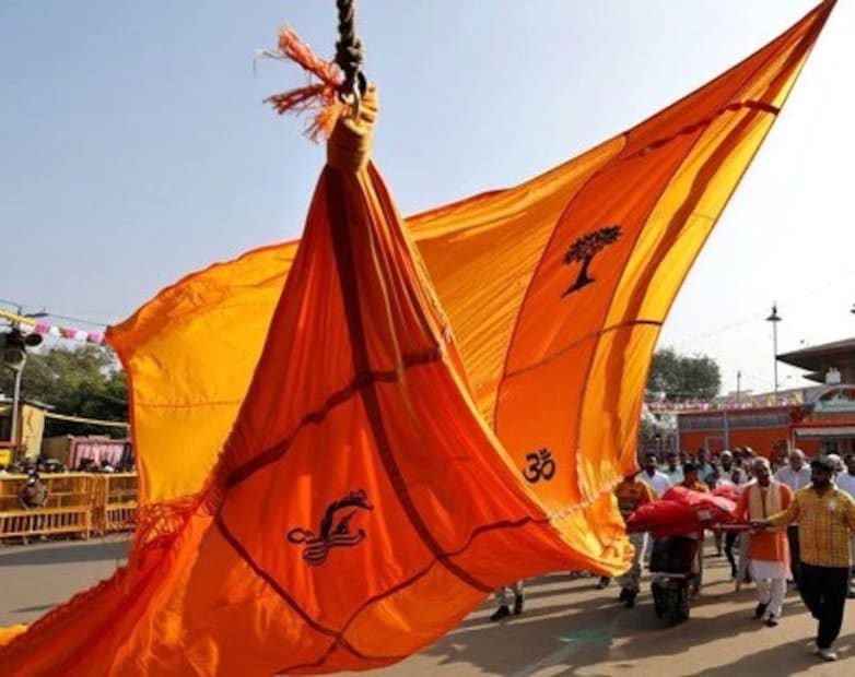 2. 10x20 फूट त्रिकोणी डिझाइनकाटकोन त्रिकोणाच्या आकारात बनवलेला हा ध्वज दुरूनही प्रभावी दिसतो. (छायाचित्र: IANS)
