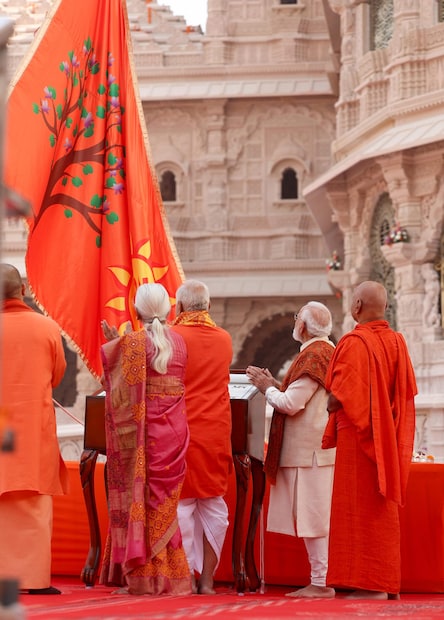 4. 'ओम' आणि कोविदार वृक्षाचा आकारही दोन्ही चिन्हे आध्यात्मिक स्पर्शाने ध्वजाच्या सौंदर्यात भर घालतात.
