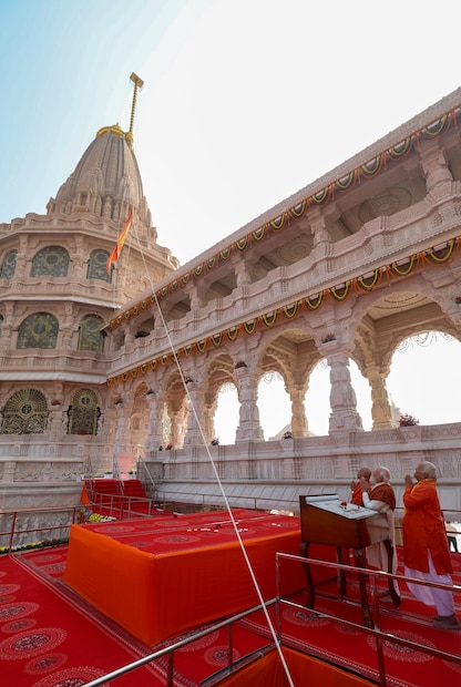 5. शिखरावर फडकवण्यासाठी विशेष तयारी -161 फूट उंच शिखर आणि 42 फूट स्तंभाला अनुकूल अशी त्याची ताकद लक्षात घेऊन त्याची रचना करण्यात आली आहे.
