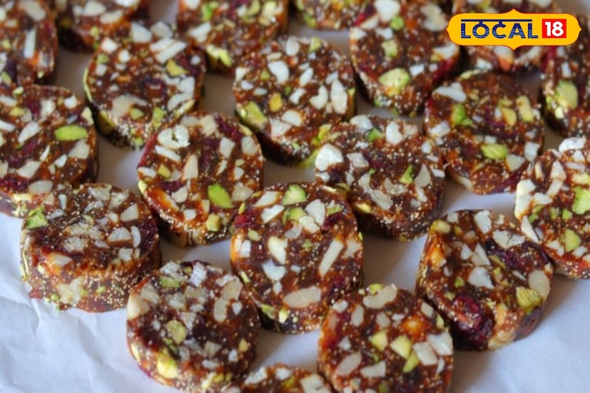 गृहिणी आरती देवी यांनी स्पष्ट केले की, खजूर रोल बनवण्यासाठी खजूर प्रथम मिक्सरमध्ये बारीक करून बारीक वाटले जातात, जेणेकरून जास्त बारीक पेस्ट होऊ नये आणि रोलमध्ये दाणेदार चव टिकून राहावी. पुढे मध्यम आचेवर एक पॅन गरम केला जातो आणि खसखस ​​हलकी भाजली जाते. खसखस ​​जास्त भाजू करू नये याची काळजी घ्या. कारण त्यांचा रंग आणि चव बदलू शकते. एकदा मंद सुगंध आला की, खसखस ​​काढून टाका आणि त्यांना थंड होऊ द्या.