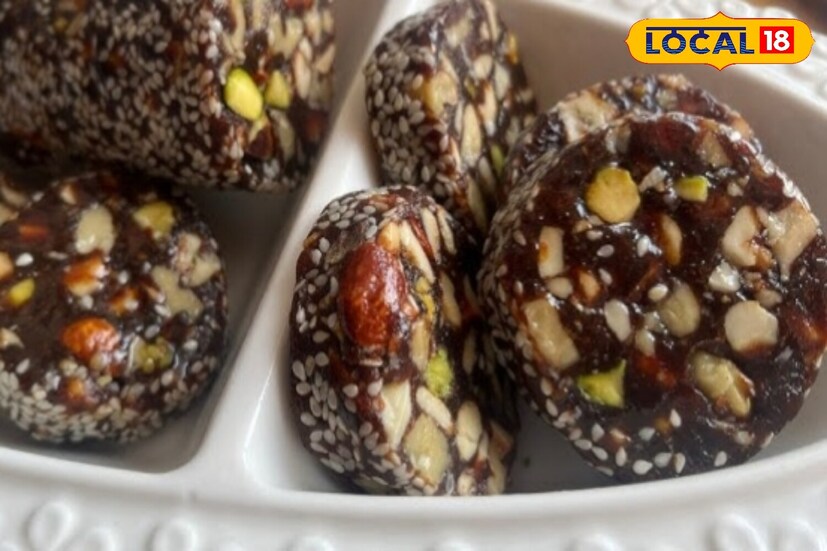 मिश्रण थोडे थंड झाल्यावर एका सिलेंडरमध्ये आकार दिला जातो. नंतर रोल बटर पेपरवर खसखस ​​आणि पिस्त्याच्या तुकड्यांसह पसरवला जातो, घट्ट गुंडाळला जातो आणि सुमारे 1 ते 2 तास रेफ्रिजरेटरमध्ये सेट होऊ दिला जातो. एकदा सेट झाल्यावर, बटर पेपर काढून रोलचे पातळ काप केले जातात. हा साखर-मुक्त गोड पदार्थ स्वादिष्टच असून 15 ते 20 दिवस सहज टिकतो. 