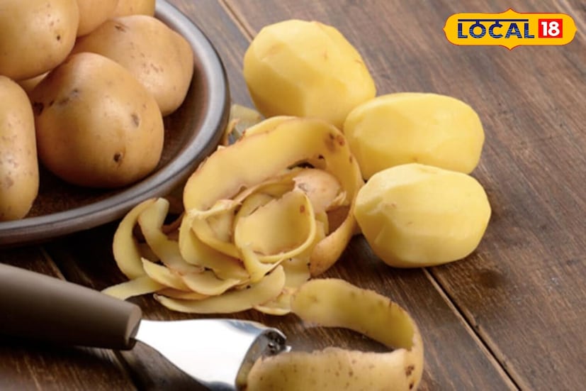 बटाट्याच्या साली शारीरिक थकवा दूर करण्यासाठी देखील उपयुक्त आहेत. बटाट्याच्या साली पाण्यात उकळा आणि ते पाणी थोडे कोमट झाल्यावर त्यात हात आणि पाय भिजवल्याने वेदना आणि सूज कमी होते. पायांचा सूज आणि थकवा घालवण्यासाठी हा एक विशेष फायदेशीर उपाय आहे. बरेच लोक याचा वापर होम स्पा ट्रीटमेंट म्हणून करतात.