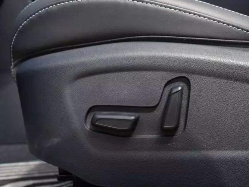 सिएरा मेमरी फंक्शनसह पॉवर्ड ड्रायव्हर सीटसह येते, परंतु सह-ड्रायव्हर सीट मॅन्युअल अ&#x200d;ॅडजस्टमेंटसह येते. ही एक मोठी कमतरता नाही, परंतु क्रेटामध्ये हे फीचर आहे आणि ते फीचर-लोडेड सिएरामध्ये देखील समाविष्ट केले जाऊ शकते.