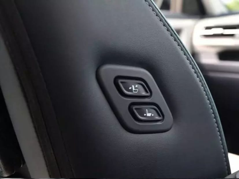 क्रेटामध्ये असलेले आणखी एक फीचर जे सिएरामध्ये नाही - पॉवर्ड बॉस मोड. मागील सीटची जागा पाहता, पॉवर्ड बॉस मोड लक्झरी अनुभव वाढवू शकला असता. बॉस मोड उपलब्ध असला तरी तो मॅन्युअली अ&#x200d;ॅक्टिव्ह करावा लागतो. आम्हाला वाटते की, हे फीचर असले पाहिजे होते, कारण टाटा मोटर्सने सफारीसह परवडणाऱ्या श्रेणीत ते सादर केले होते.