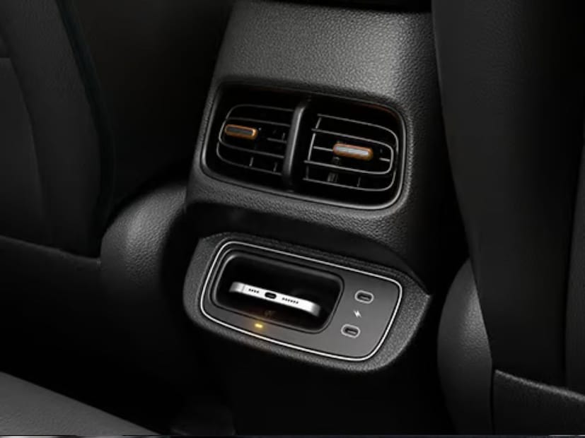 तरीही, ते डीलब्रेकर नाही, परंतु ते छान झाले असते. टाटा मोटर्सने मागील सीटच्या आरामावर जास्त लक्ष केंद्रित केले आहे आणि मागील वायरलेस चार्जिंग पॅड आणखी चांगले झाले असते. सध्या, फक्त ह्युंदाई क्रेटामध्ये हे फीचर देते.