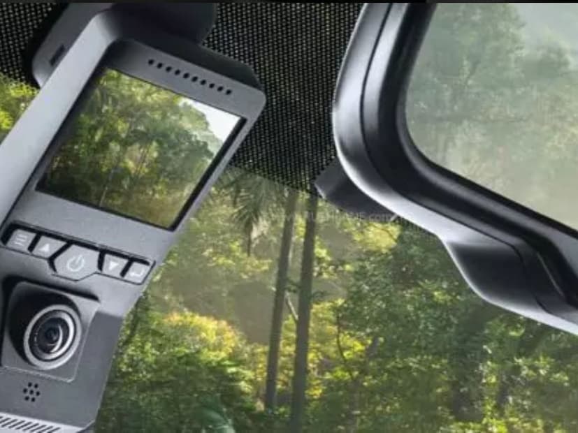 ऐकलेले वाटते, हो ना? टाटा मोटर्सने अलीकडेच टाटा कर्व्हला एक किरकोळ अपडेट दिले आहे. ज्यामध्ये आर-कम्फर्ट मागील सीट्स सारखी नवीन फीचर जोडली आहेत. या फीचरचे अद्वितीय फीचर म्हणजे त्याचे पॅसिव्ह व्हेंटिलेशन फंक्शन. म्हणून, सिएरामध्ये पूर्णपणे हवेशीर मागील सीट्स नसले तरी, ब्रँडने स्वतःच्या टाटा कर्व्हमधील आर-कम्फर्ट सीट्स समाविष्ट करू शकले असते.