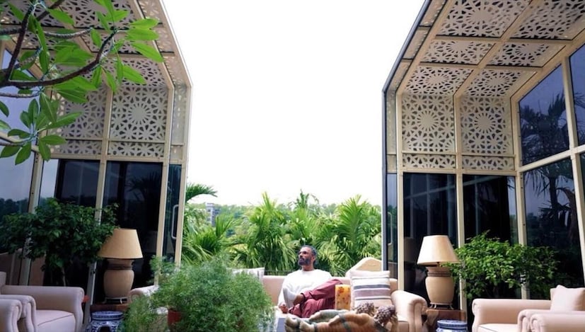 अ&#x200d;ॅक्शन किंग सुनील शेट्टीचं खंडाळ्यात एक सुंदर फार्महाऊस आहे. इंस्टाग्रामवर शेअर केलेल्या फोटोंनुसार, हे रिट्रीट आधुनिक कला, विंटेज क्लासिक्स आणि नैसर्गिक घटकांचे उत्तम मिश्रण आहे. त्याची मुलगी आणि क्रिकेटपटू केएल राहुलचं लग्नही याच फार्महाऊसमध्ये झालं होतं.