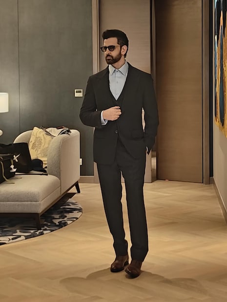 हृतिक रोशनचाही खंडाळ्यात 22,500  चौरस फूट फार्महाऊस आहे जे 5 एकरमध्ये पसरलेलं आहे. यातून राजमाची टेकड्यांचे नेत्रदीपक दृश्ये, एक खाजगी थिएटर, एक ऑलिंपिक आकाराचा स्विमिंग पूल, एक लक्झरी स्पा देखील आहे. हे डिझायनर ग्रिगोरी ओइकोनोमो यांनी डिझाइन केलेले.