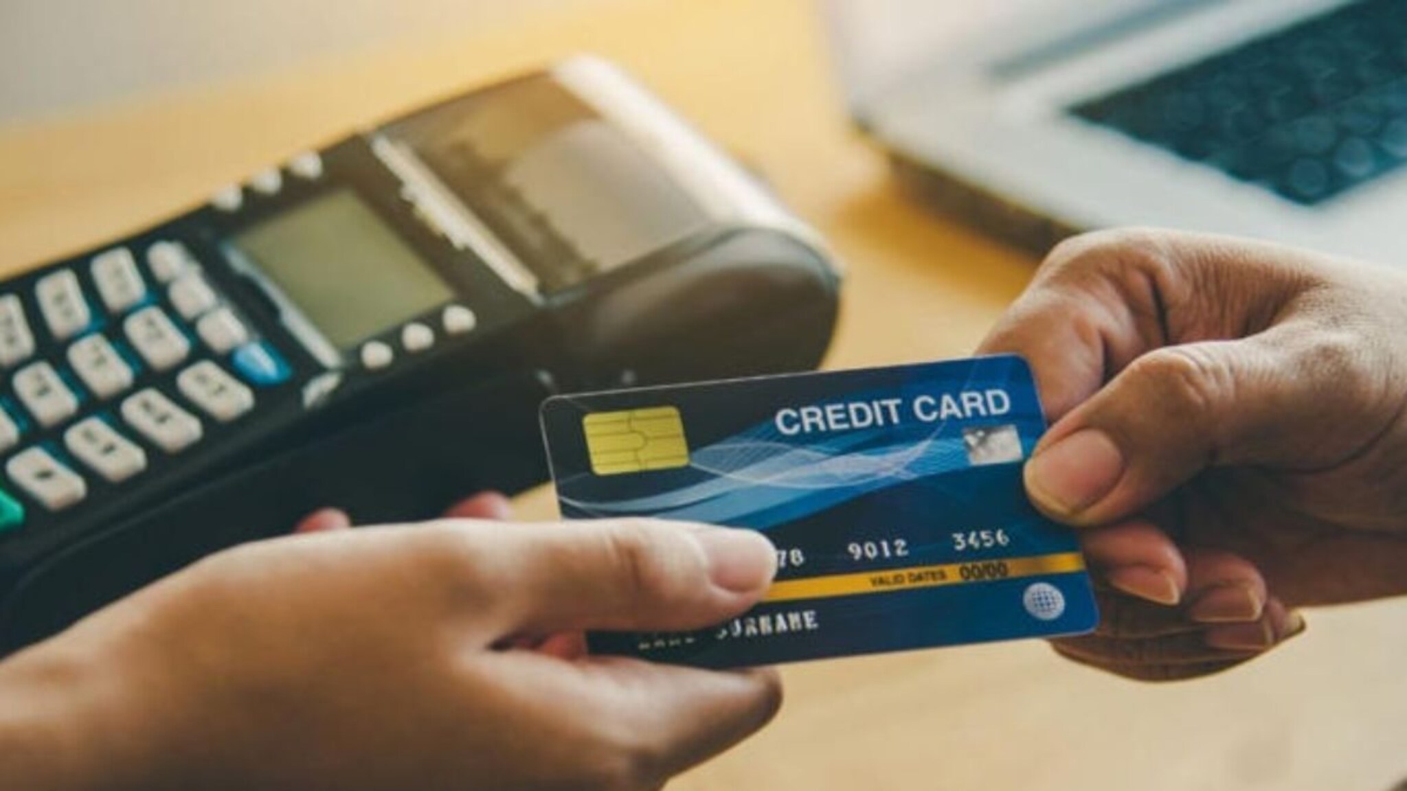 Credit Card पहिल्यांदाच घेतलंय का? करु नका या चुका, Cibil Score होईल खराब