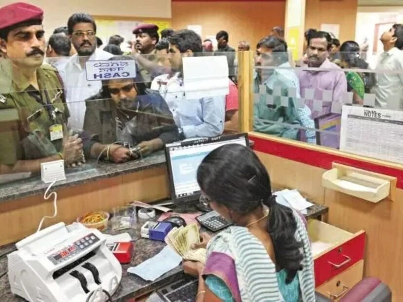 केंद्र सरकार पुन्हा एकदा बँकिंग क्षेत्रात मोठे बदल करण्याची तयारी करत आहे. सरकार सहा मोठ्या सार्वजनिक क्षेत्रातील बँकांचे एकमेकांशी किंवा मोठ्या बँकेत विलीनीकरण करण्याचा विचार करत असल्याचे वृत्त आहे. ही चर्चा तीव्र झाली आहे कारण सरकार भारतात अशा मोठ्या बँका निर्माण करू इच्छिते ज्या जगातील पहिल्या 100 बँकांमध्ये स्थान मिळवू शकतील. सार्वजनिक क्षेत्रातील सर्वात मोठी बँक असलेली एसबीआय भविष्यात तिचे बाजार मूल्य आणखी वाढवण्यासाठी मोठ्या बँका निर्माण करू इच्छिते. सध्या, सहा सार्वजनिक क्षेत्रातील बँकांवरील निर्णय प्रलंबित आहे आणि चर्चा सुरू आहे. बँक विलीनीकरणाचे मुख्य उद्दिष्ट आर्थिक आरोग्य मजबूत करणे, एनपीए (नॉन-परफॉर्मिंग अॅसेट्स) कमी करणे, डिजिटल सेवांचा विस्तार करणे आणि जागतिक स्तरावर भारतीय बँकांची स्पर्धात्मकता मजबूत करणे हे आहे.