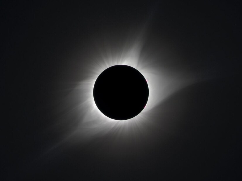 या ग्रहणात सहा मिनिटांपेक्षा जास्त काळ आकाशात अंधार दिसेल. शास्त्रज्ञ हा क्षण अद्वितीय मानतात, कारण इतक्या कालावधीचे पूर्ण सूर्यग्रहण दशकांपर्यंत पुन्हा दिसणार नाही. जगाच्या अनेक भागातील लोक त्यांच्या डोळ्यांसमोर सृष्टीचा हा चमत्कार पाहतील. सूर्य आधी हळूहळू अस्पष्ट होईल, नंतर एका जादुई क्षणात पूर्णपणे अदृश्य होईल, आकाशात फक्त एक चमकणारं कडं राहील.