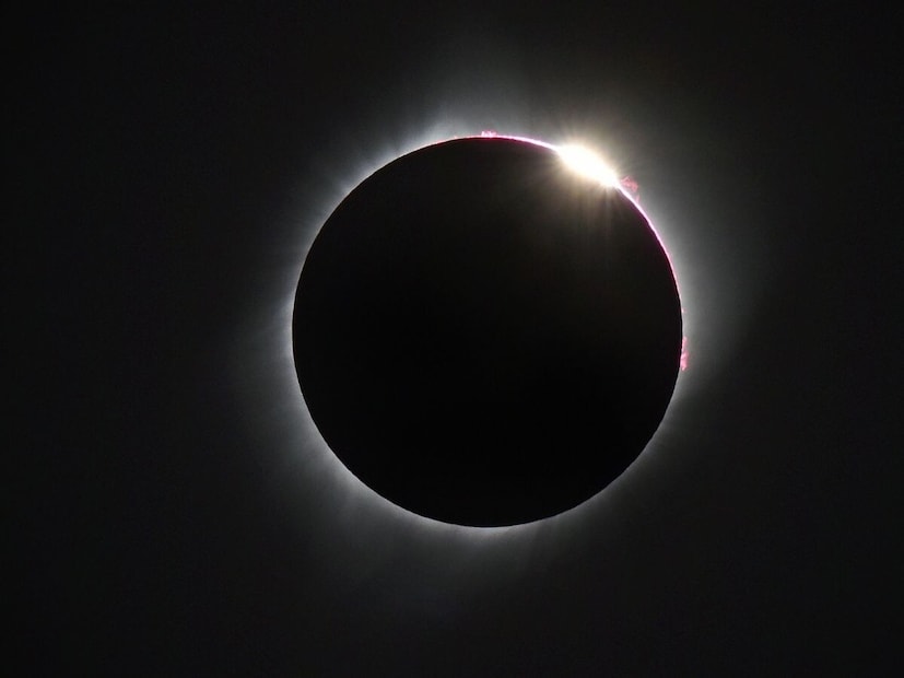 शास्त्रज्ञांसाठी हे ग्रहण का महत्त्वाचे आहे - प्रखरतेमुळे सूर्याच्या कडांचे थेट निरीक्षण करणे खूप कठीण असते. ग्रहणाच्या वेळी, जेव्हा सूर्य अस्पष्ट असतो, तेव्हा शास्त्रज्ञ सहजपणे कडांचे फोटो घेऊ शकतात आणि त्याची रचना समजू शकतात. यामुळे सौर वारे, चुंबकीय क्षेत्रे आणि उपग्रह, संप्रेषण आणि अगदी अंतराळ प्रवासावर परिणाम करणाऱ्या अवकाशातील प्रक्रियांबद्दल माहिती मिळते. 2027 चे ग्रहण दीर्घ कालावधीने होत असल्यानं संशोधकांना सुवर्णसंधी असेल. 
(सूचना : येथे दिलेली माहिती ज्योतिषीय ज्ञानावर आधारित आहे. याला कोणताही शास्त्रीय पुरावा नाही. न्यूज 18 मराठी त्याची हमी देत नाही.)
