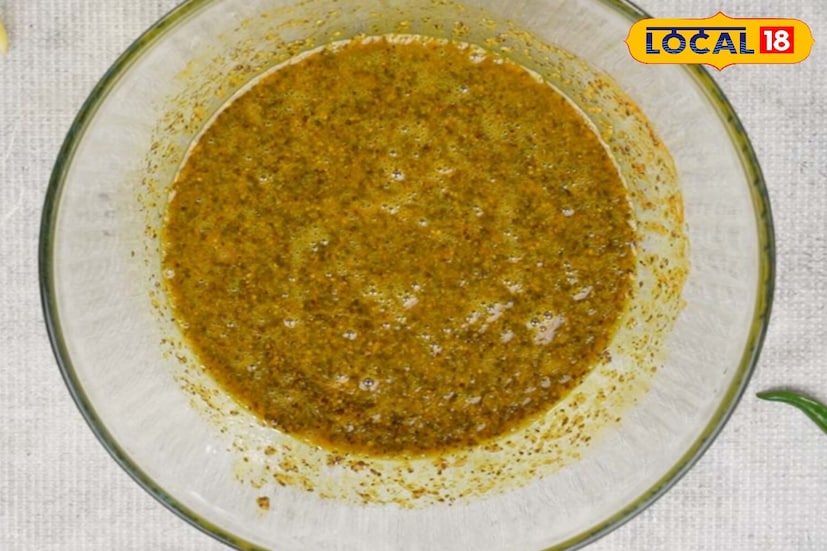 हिरव्या मिरच्या लांब कापून बिया काढून टाकणे चांगले. यामुळे मसाला पूर्णपणे मिसळता येतो, ज्यामुळे प्रत्येक घासामध्ये एकसमान चव येते. प्रत्येक मिरचीमध्ये तयार मसाला काळजीपूर्वक भरला जातो. जेणेकरून तो सांडू नये आणि मसाल्यांचा मिरचीच्या सुगंध आतपर्यंत जावा.  