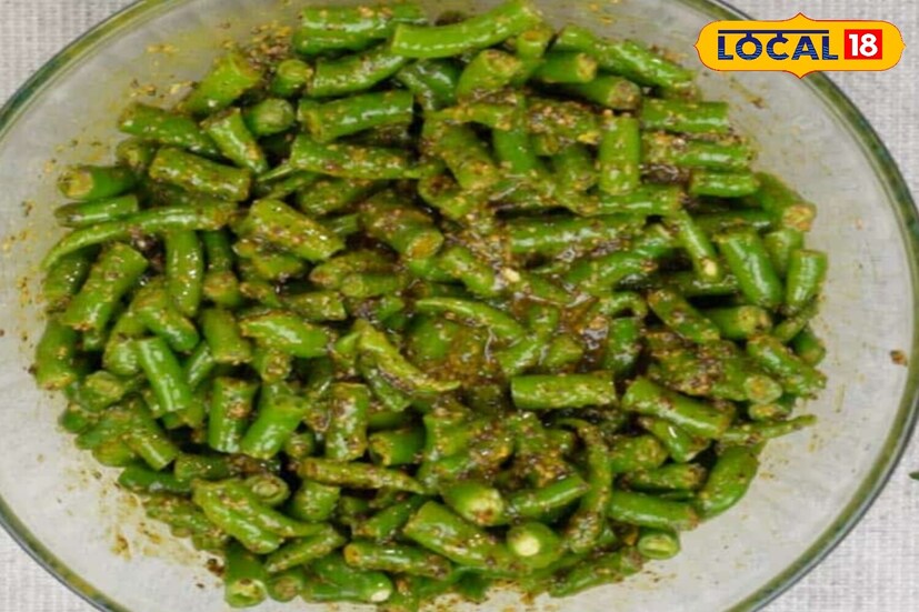 7-10 दिवस उन्हात लोणचे ठेवल्याने मसाले आणि मिरच्या पूर्णपणे मिसळतात. रोज डबा हलवणे चांगले. या काळात लोणच्याचा सुगंध आणि रंग खूप आकर्षक बनतो आणि काही दिवसातच ते खाण्यासाठी तयार होते.