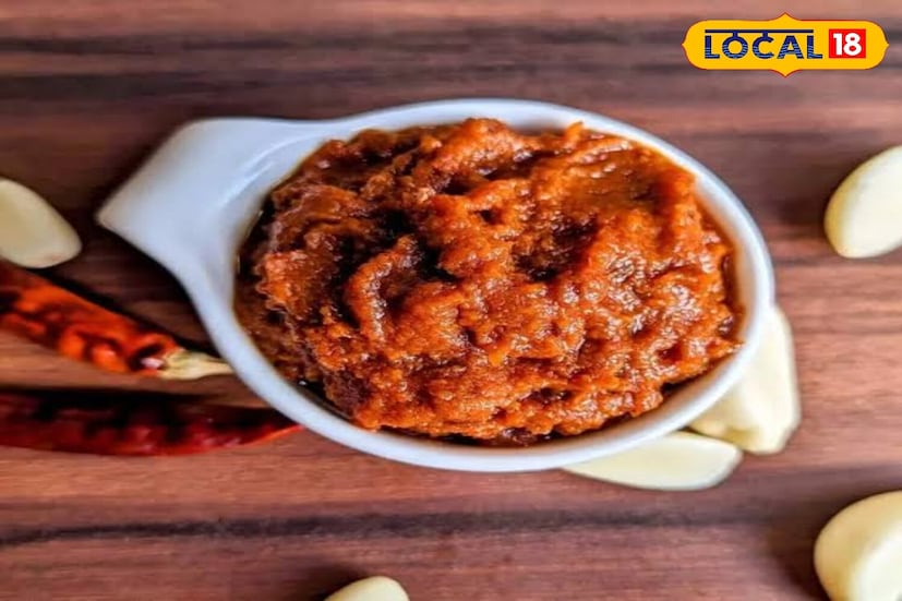 लाल लसूण चटणी : लसूण, लाल मिरच्या, आले आणि जिरे मिक्सरमध्ये बारीक वाटून घ्या. नंतर मीठ, लिंबाचा रस आणि मोहरीचे तेल घालून चटणी तयार करा. ही चटणी बटाटा-कोबी पराठ्यांसोबत चविष्ट लागते.