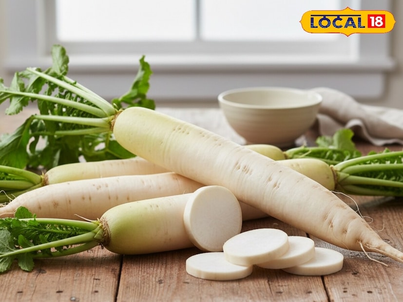 तुमच्या आरोग्यासाठी फायदेशीर असण्याव्यतिरिक्त, मुळा तुमच्या त्वचेसाठी देखील फायदेशीर आहेत. मुळ्यामधे असलेले व्हिटॅमिन सी, झिंक आणि फॉस्फरस त्वचेला चमक देण्यास हातभार लावतात. मुळ्याचा रस चेहऱ्यावर लावल्याने किंवा त्याचे सेवन केल्याने पिंपल्स आणि मुरुमे कमी होण्यास मदत होते. ते त्वचेला हायड्रेट ठेवते आणि वृद्धत्वाचे परिणाम कमी करते, ज्यामुळे चेहरा फ्रेश आणि तेजस्वी दिसतो.