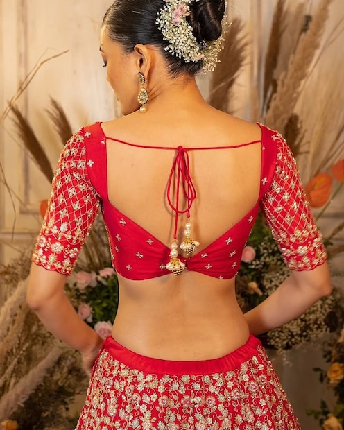 जर तुम्ही लेहेंगा घालण्याचा विचार करत असाल, तर यावेळी असाच शिवलेला ब्लाउज घ्या. तुम्ही एकदमच सुंदर दिसाल.