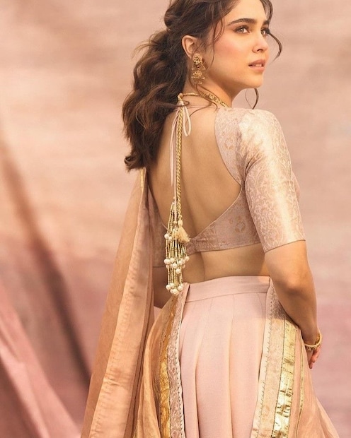 आयव्हरी, गुलाबी, पांढरा किंवा कोणत्याही हलक्या रंगाच्या साडी किंवा लेहेंग्यासह हा ब्लाउज डिझाइन तुमचा लूक अत्यंत भव्य, स्टायलिश आणि लग्नाला अनुकूल बनवेल, ज्यामुळे सर्वांचे लक्ष तुमच्यावर राहील.