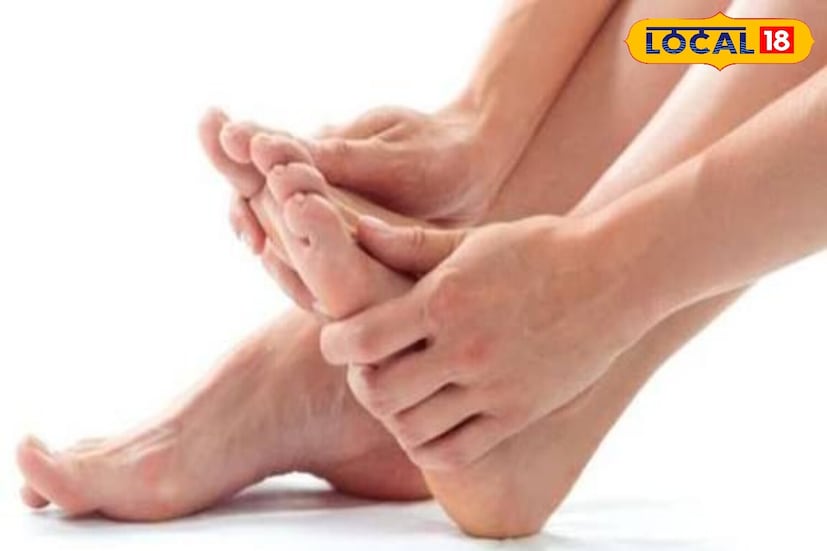 उज्जैन येथील आयुर्वेदिक तज्ञ डॉ. शर्मा स्पष्ट करतात की, भेगा पडलेल्या टाचांमुळे होणारा त्रास हळूहळू वाढू शकतो. परंतु एक सोपा घरगुती उपाय खूप प्रभावी आहे. ते ताजे कोरफडीचे जेल काढून, थोडे नारळाच्या तेलात मिसळून झोपण्यापूर्वी ते तुमच्या टाचांना पूर्णपणे लावा आणि नंतर मोजे घाला. 10-15 दिवस नियमित वापरल्याने भेगा पडलेल्या टाचांना बरे होण्यास आणि वेदना कमी होण्यास मदत होईल.