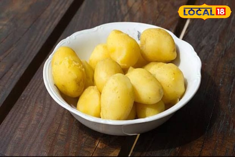 हिवाळ्यात, जेव्हा तुमच्या टाचांना भेगा पडू लागतात, तेव्हा घरी बटाटे हा एक उत्तम उपाय असू शकतो. दोन बटाटे उकळा, ते पूर्णपणे मॅश करा, थोडे दूध घाला आणि जाड पेस्ट बनवा. हे मिश्रण तुमच्या टाचांना लावा, सुमारे 30 मिनिटे तसेच राहू द्या आणि नंतर कोमट पाण्याने धुवा. नियमित वापराने एका आठवड्यात भेगा बऱ्या होण्यास सुरुवात होईल आणि तुमच्या टाचांना पुन्हा मऊपणा येईल.