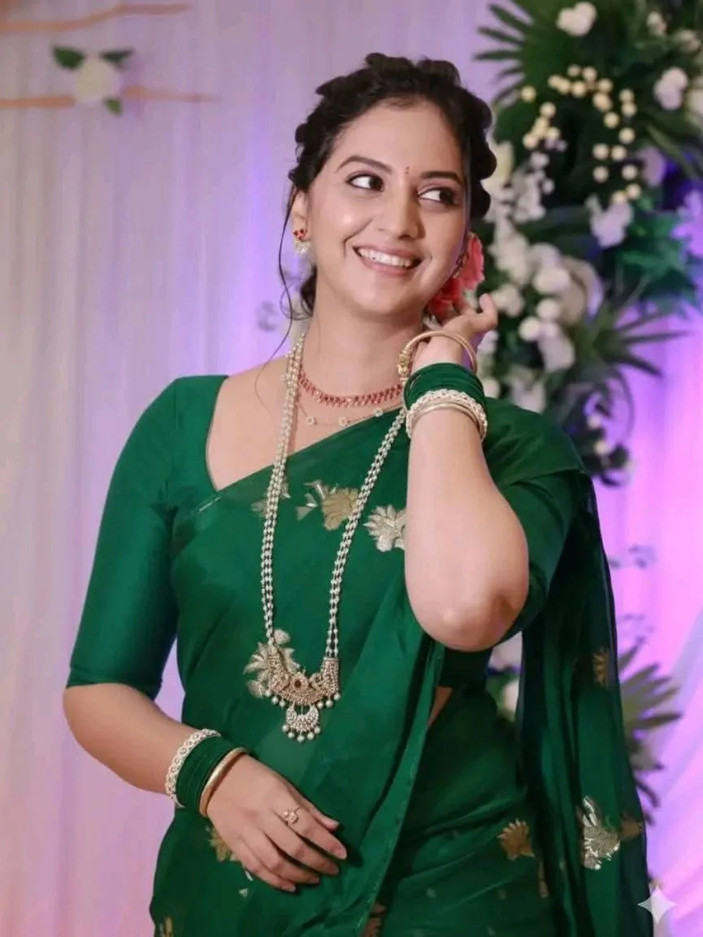 अभिनेत्री तेजश्री प्रधान सध्या वीण दोघांतली ही तुटेना या मालिकेत काम करतेय. मालिकेत तिने साकारलेली स्वानंदीची भूमिका प्रेक्षकांना आवडतेय. मालिकेत सध्या स्वानंदी आणि समर यांचं लग्न दाखवण्यात आलं आहे. एक आठवडा प्रेक्षकांना हा भव्य विवाह सोहळा पाहायला मिळणार आहे.  अभिनेत्री तेजश्री प्रधान सध्या वीण दोघांतली ही तुटेना या मालिकेत काम करतेय. मालिकेत तिने साकारलेली स्वानंदीची भूमिका प्रेक्षकांना आवडतेय. मालिकेत सध्या स्वानंदी आणि समर यांचं लग्न दाखवण्यात आलं आहे. एक आठवडा प्रेक्षकांना हा भव्य विवाह सोहळा पाहायला मिळणार आहे.