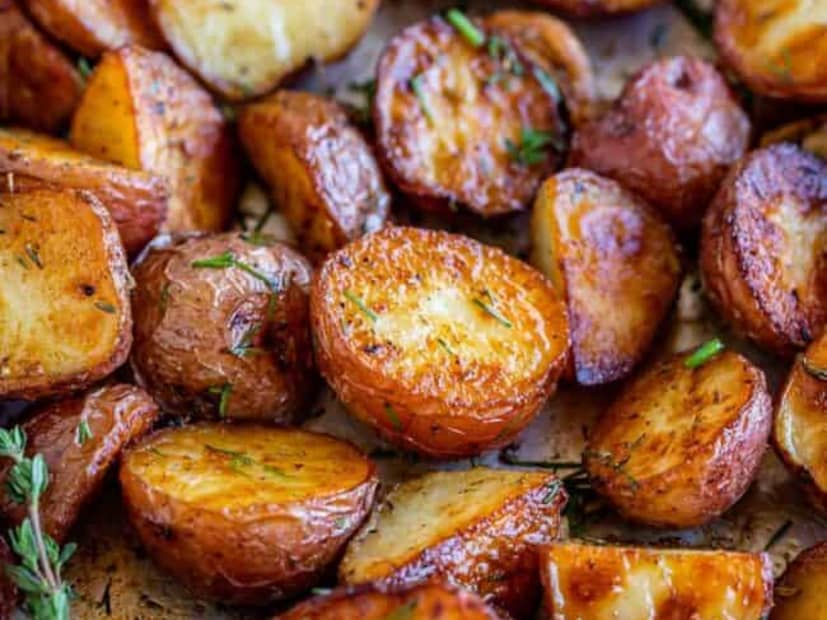  भाजलेला कांदा, बटाटा आणि लसूण हे तिनही पदार्थ हाताने एकत्र कुस्करायचे. त्याची पेस्ट तयार करा. त्याची हाताने किंवा कुटणीने पेस्ट करा. मिक्सरमध्ये अगदीच पातळ होईल. त्यामुळे हातानेच किंवा कुटणीनेच पेस्ट करायची आहे.